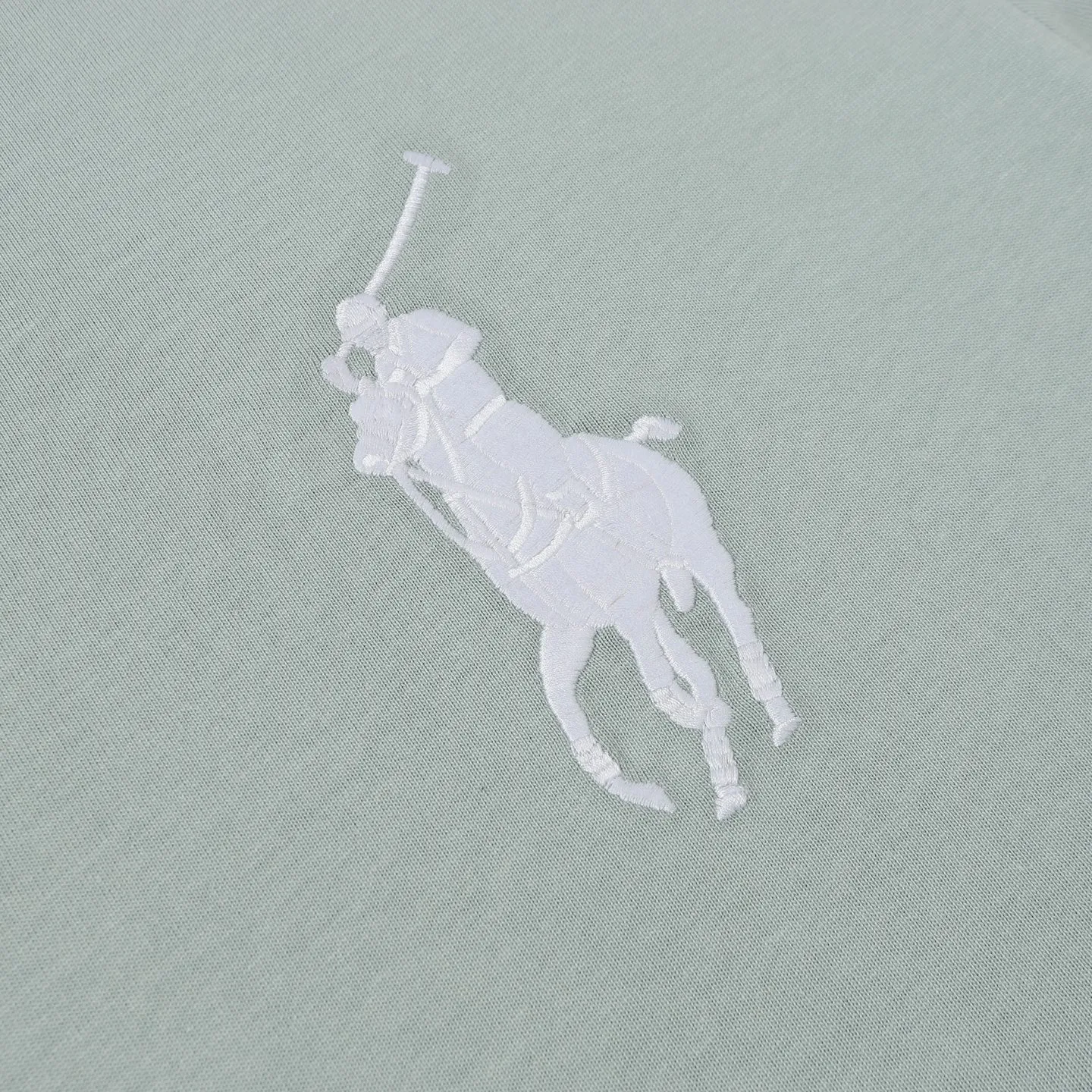 P130 Style number: A001 Brand reputation: Ralph Lauren is an internationally renowned high-end fashion brand, representing quality, style and status. Wearing its short sleeves can highlight consumers' taste and identity. Classic design: The brand has unique and enduring classic design elements, such as the polo logo, iconic color combinations, etc., which are both fashionable and recognizable. High-quality fabric: Made of double yarn 280g fabric, usually made of high-quality cotton fabric, which is soft, breathable, and sweat-absorbent, comfortable to wear, and suitable for various occasions and seasons. Exquisite craftsmanship: Pay attention to detail processing and production technology, neat stitching, and tailoring to ensure the durability and beauty of the clothing. Diversified styles: covering a variety of styles from casual to formal, simple to gorgeous, meeting the individual needs and wearing scenarios of different consumers. Strong matchability: Can be matched with a variety of bottoms, jackets and accessories to easily create a variety of different fashion looks. Inheritance and innovation: While maintaining the traditional charm of the brand, we constantly innovate designs and incorporate new fashion elements to keep our products attractive. Brand values: The American lifestyle and positive values ​​conveyed by Ralph Lauren are also recognized and yearned for by consumers. Color: Black White Gray Blue White Blue Red Pink Sky Blue Bean Green Burgundy Complete Sizes: S, M, L, XL,
